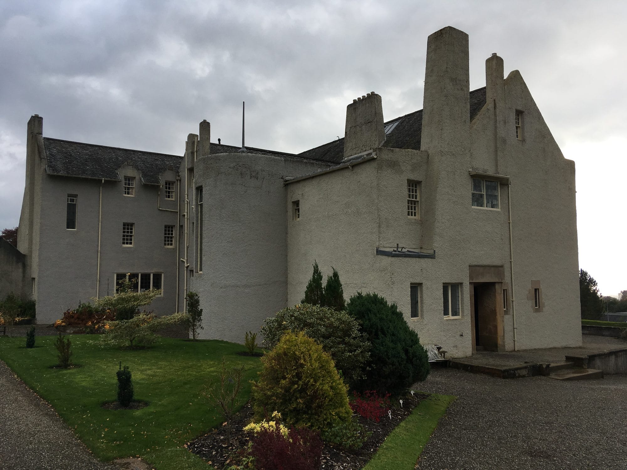 Entrance front of Hill House in Helensburgh, seen from the garden